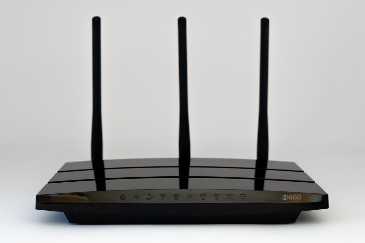 Dual‑antenna Wi‑Fi router